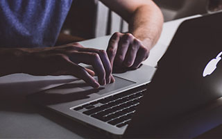 开云体育中国-丹麦羽毛球队鏖战英格兰，林丹主宰全场的传奇时刻