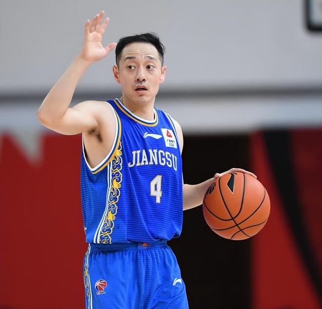 开云下载-四川男篮现实艰难，士气低迷，掌声雷动