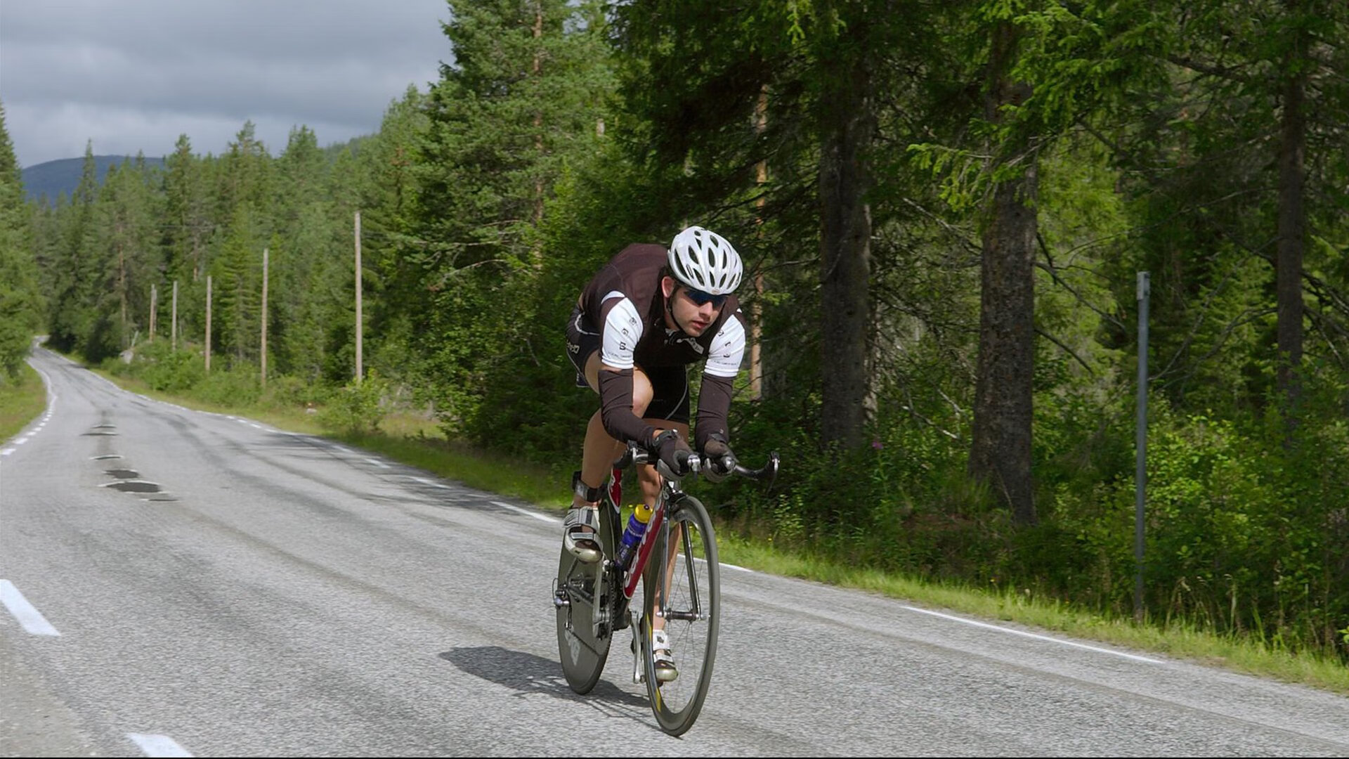 刺破雨夜的弧光，阿劳霍在街道迷宫中完成的终极救赎